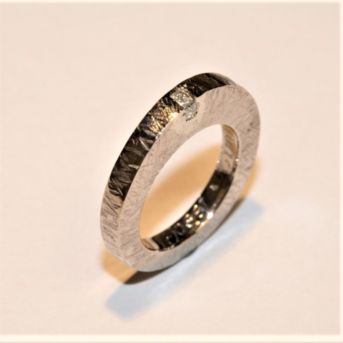 Diamantring, vitguldsring, mönstrad ring